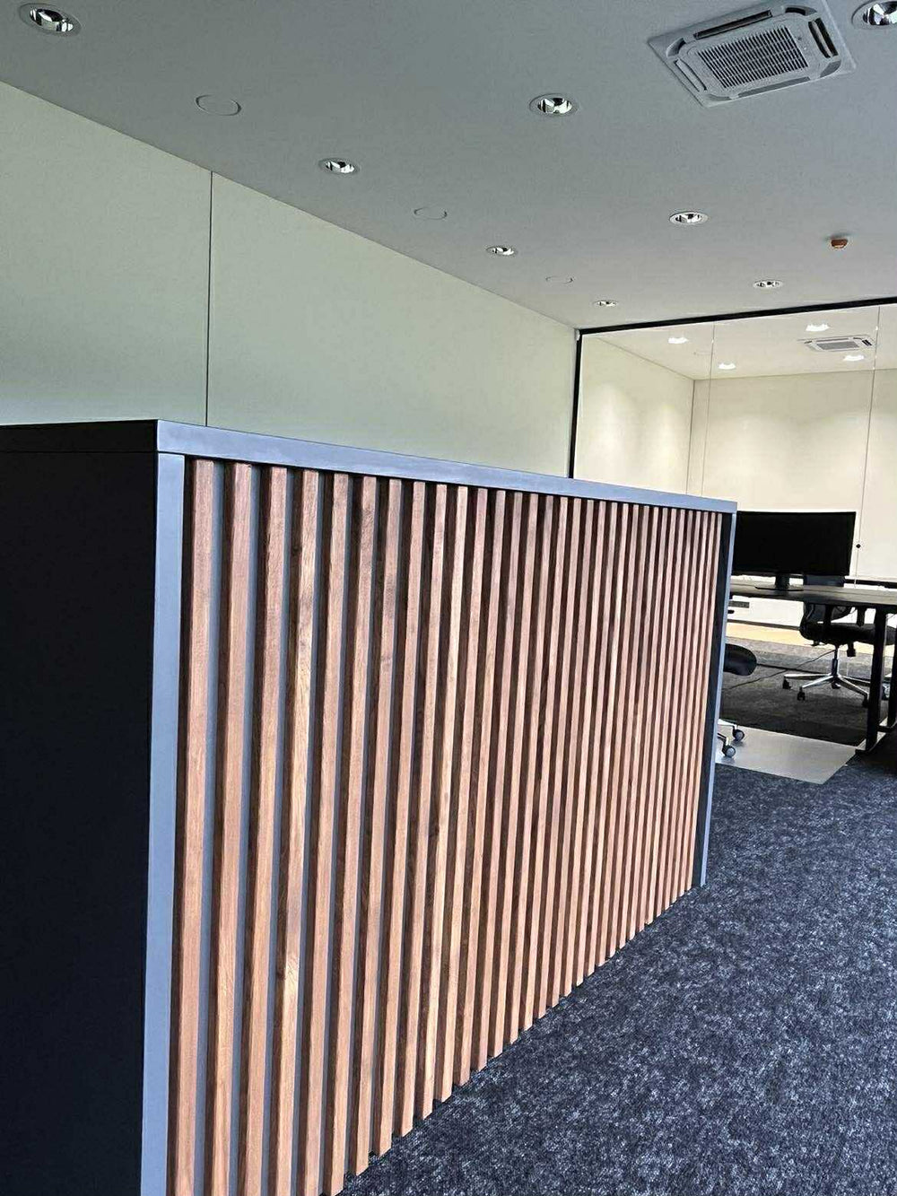 Azuolo medzio taseliai biure