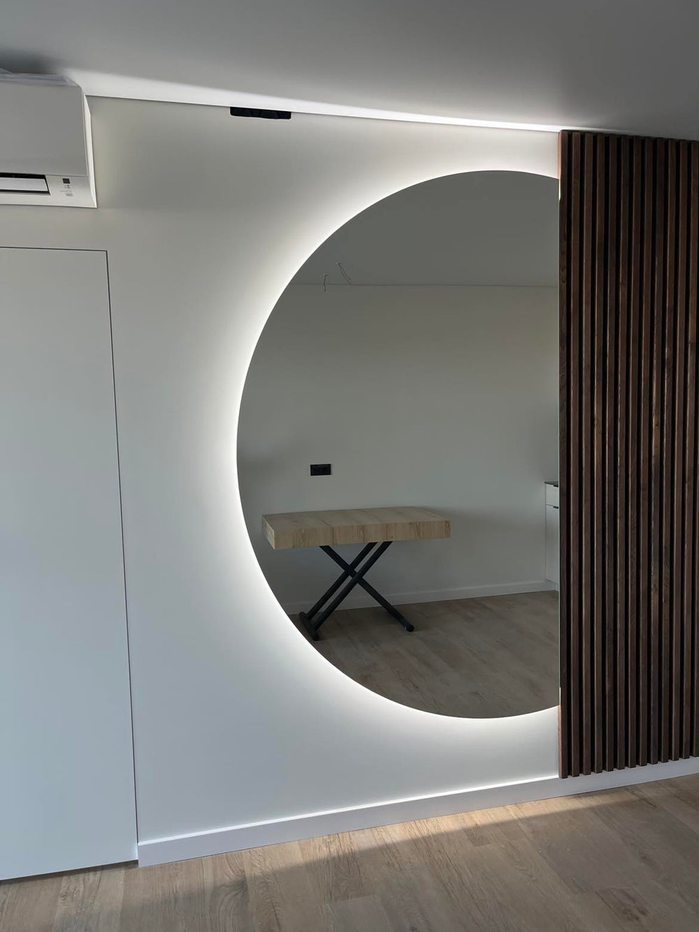 Partners In Timber Veidrodis su apsvietimu ir Tikro Medzio sienele