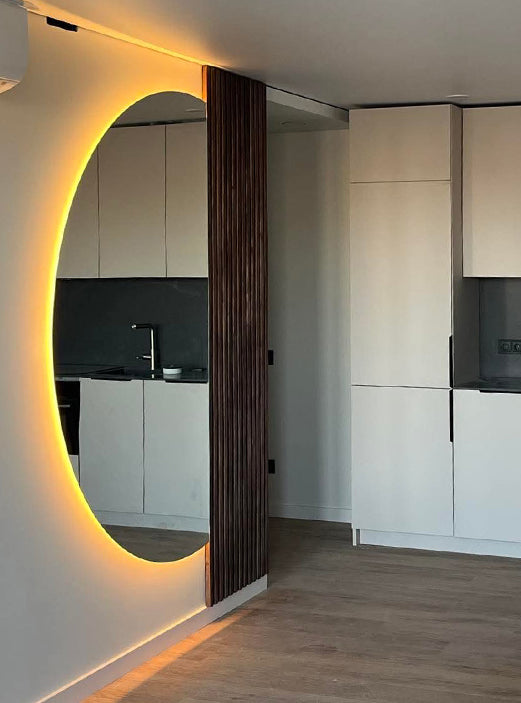 Partners In Timber Veidrodis su apsvietimu ir mediniu taseliu siena