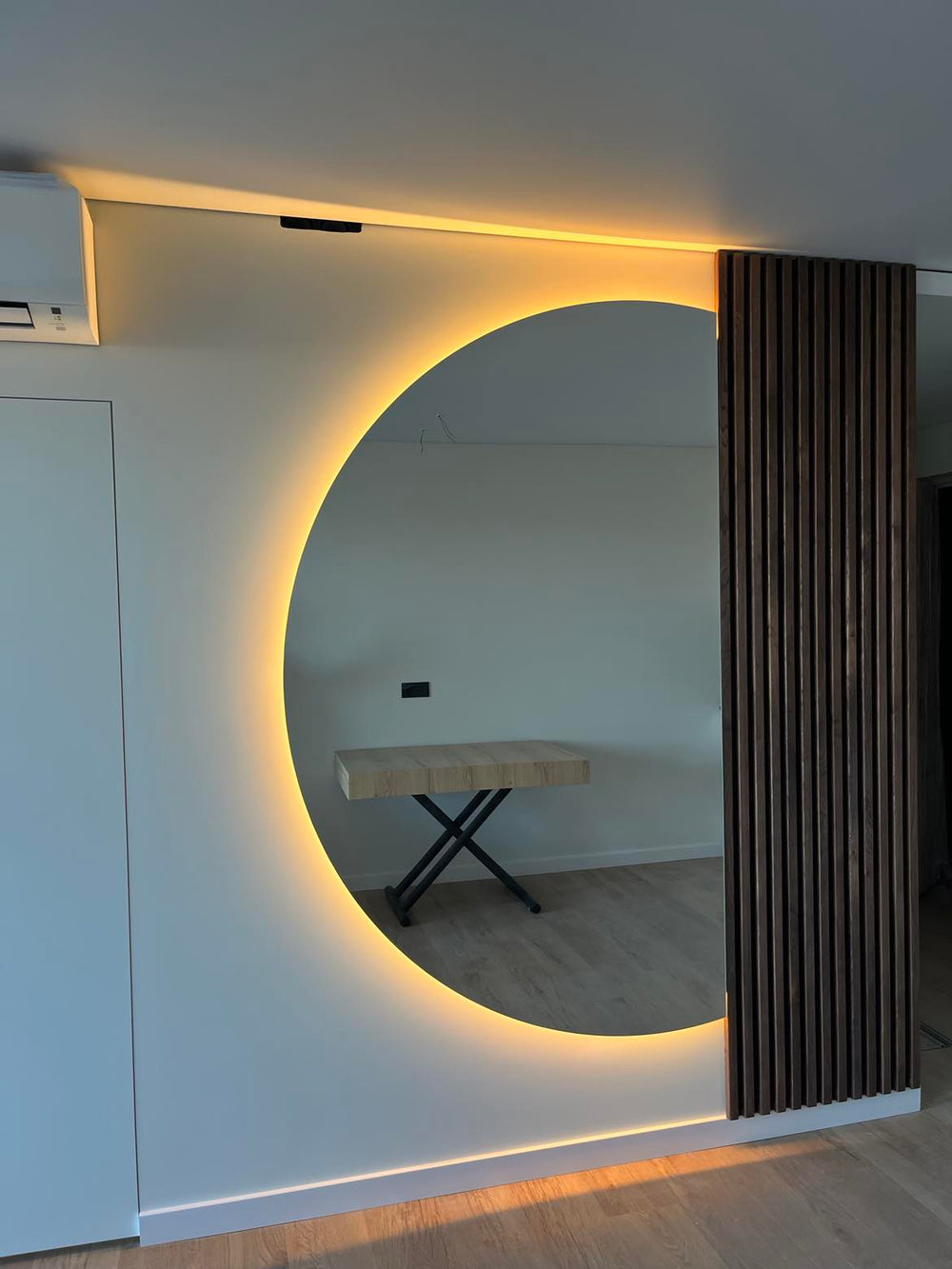 Partners In Timber Veidrodis su apsvietimu ir medzio masyvo siena